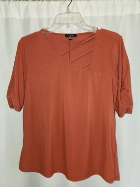 AUW Rust V-Neck Short Sleeve Top with Strappy Cutout Size M # feminine #neutral